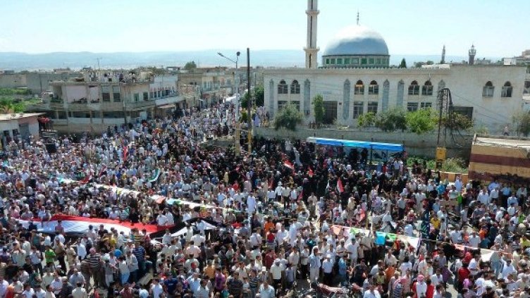 Демонстранти протестират срещу Башар Асад в Хула, близо до Хомс. Снимка: Reuters