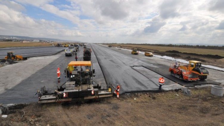 Ремонтът на пистата тече с пълна пара. Снимка: Летище Варна