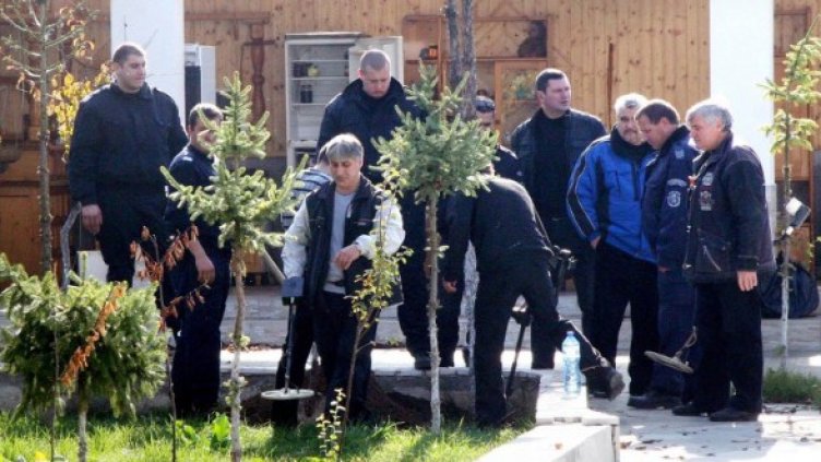 Полицаи и археолози претърсваха вчера имоти на семейство Рашкови в Катуница. Снимка: Булфото
