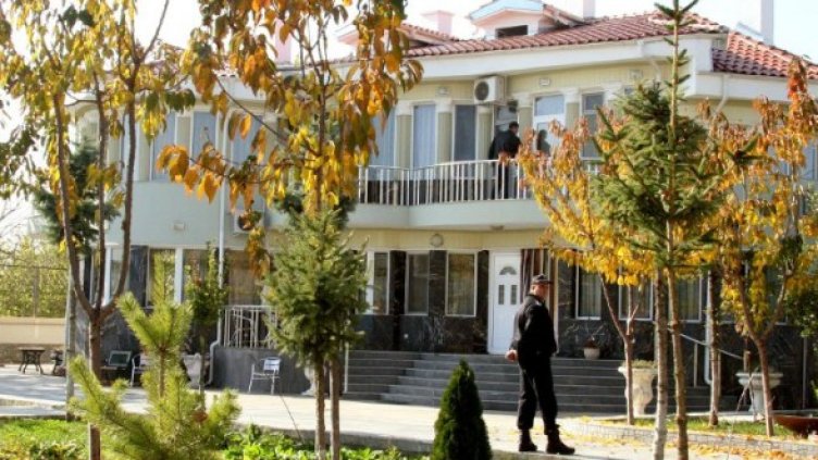 Полицаи претърсват една от къщите на Рашкови на 9 ноември. Снимка: Булфото