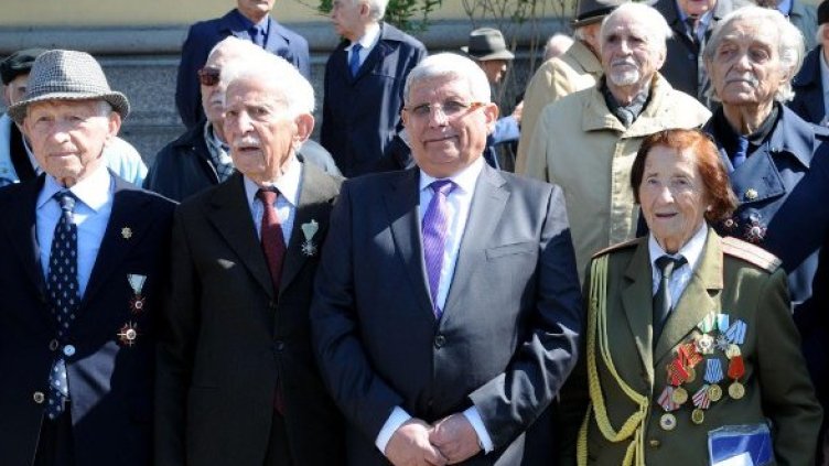 Военният министър Аню Ангелов се снима с ветерани на 6 май 2011 г. Снимка: Булфото