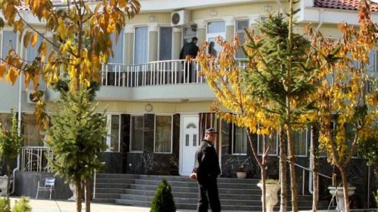 Полицаи в една от къщите на Рашкови, незасегната от палежите. Снимка: Булфото