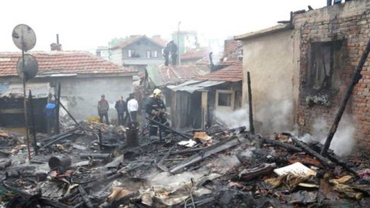 Огнената стихия погълна три къщи. Снимка: БТА