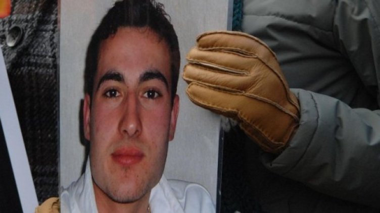 Приятелка на Стоян Балтов носи негов портрет на траурно шествие през 2008 г. Снимка: Булфото