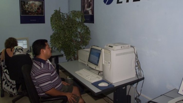 Един от малкото компютърни клубове в Куба. Снимка: Reuters