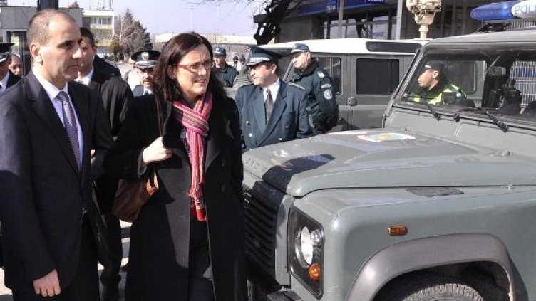 Еврокомисар Сесилия Малмстрьом и министър Цветан Цветанов инспектират граничния пункт Капитан Андреево, 11.02.2011 г. Снимка: Булфото