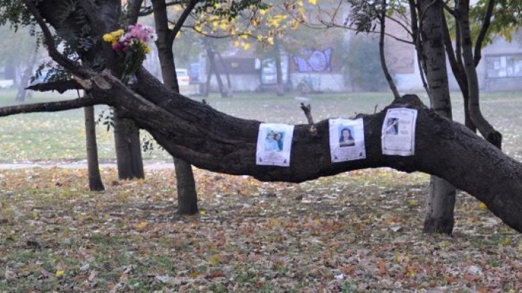 Цветя на мястото, където загинаха Паола и Ники. Снимка: Булфото