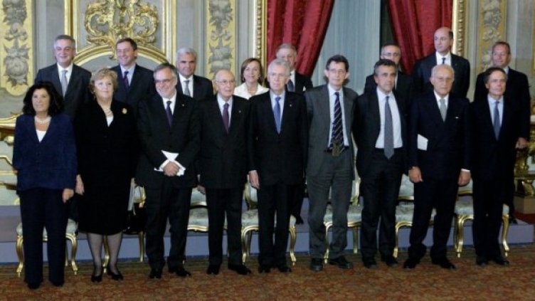 Италианският премиер Марио Монти (петият отляво) и президент Джорджо Наполитано (четвъртият отляво) с новите министри в двореца "Куиринале" в Рим. Снимка: Reuters
