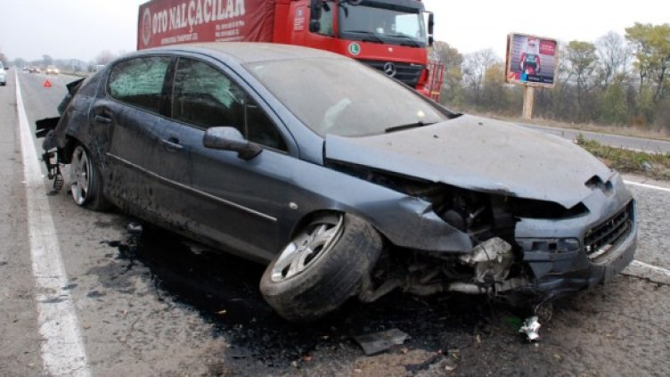 Блъснатото Пежо. Снимка: БТА