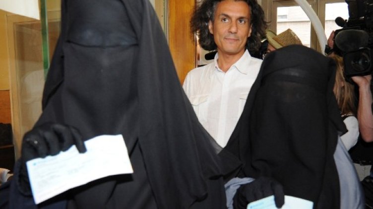 Френският бизнесмен Рашид Неказ стои до Халима и Имен, след като им е платил глобите за носенето на бурка в Брюксел. Снимка: Reuters