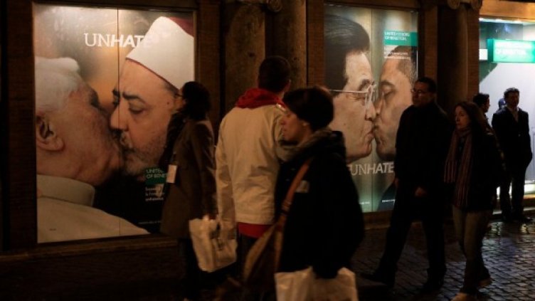 Минувачи в Рим се заглеждат в колажите. Снимка: Reuters