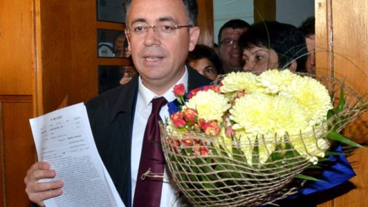 Хасан Азис грабна букет и решението си за избран кмет. Снимка: БТА