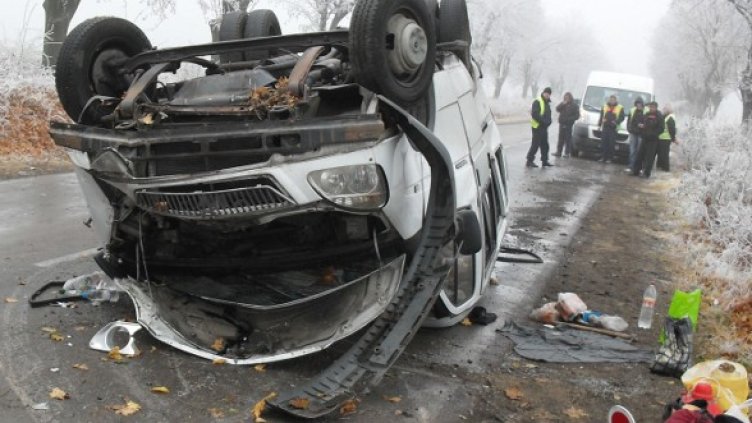 Обърнатият микробус. Снимка: БТА