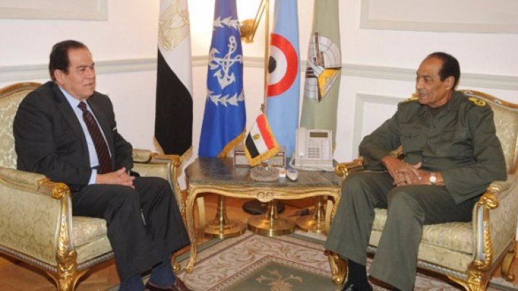 Камал Ганзури и шефът на Военния съвет фелдмаршал Хусеин Тантауи. Снимка: Reuters