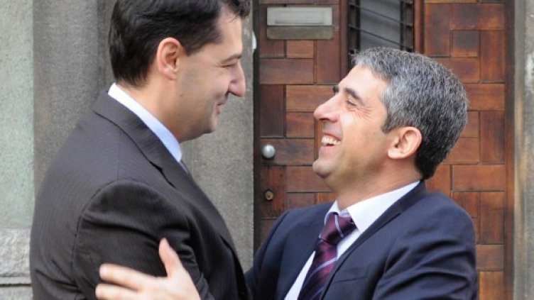 Президентско-кметска прегръдка между Плевнелиев и Иван Тотев. Снимка: БТА