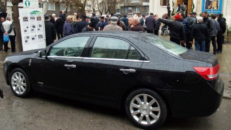 Шофьорът на митрополита го докара тази сутрин с красивата лимузина в църквата "Свети Никола". Снимка: Petel.bg