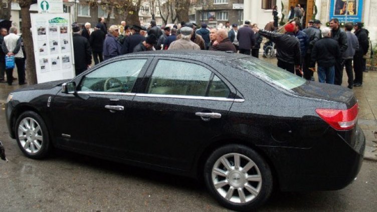 Шофьорът на митрополита го докара тази сутрин с красивата лимузина в църквата "Свети Никола". Снимка: Petel.bg