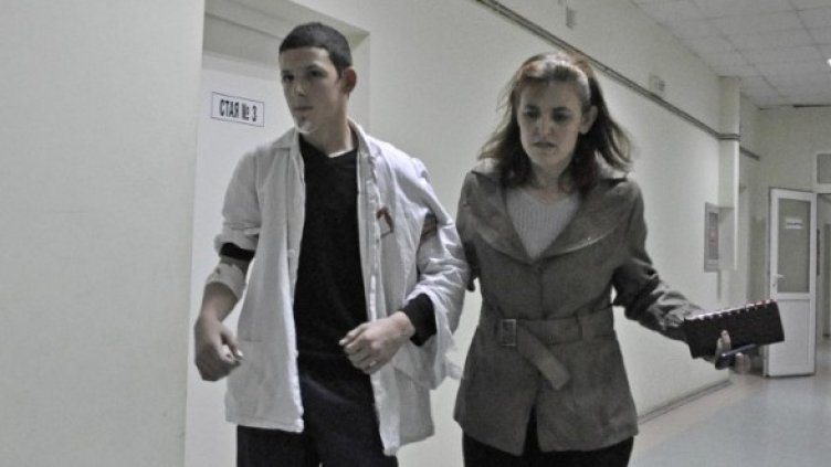 Пострадалият ученик Салим с майка си в болницата Снимка: Булфото