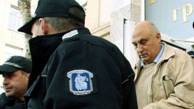 Цар Киро на излизане от съда в Асеновград вчера. Снимка: Булфото