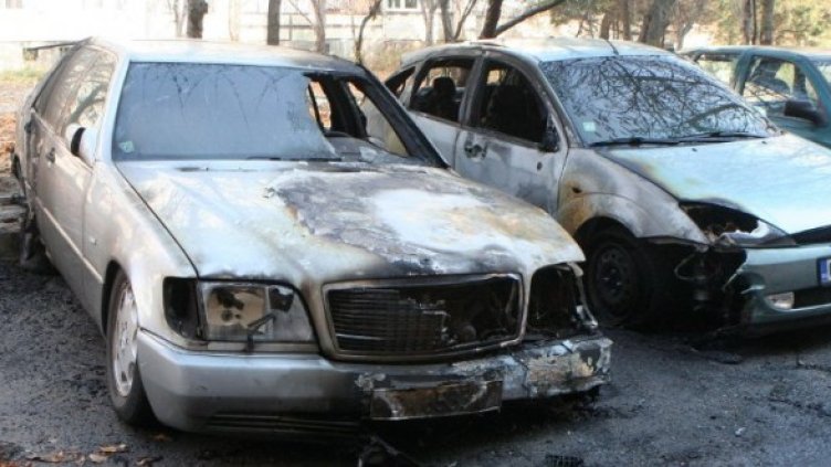 Подпалените коли в "Младост". Снимка: Булфото