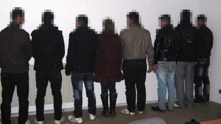 Задържаните нелегални емигранти. Снимка: МВР