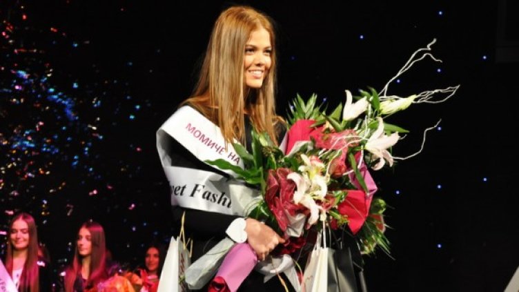 Избраха топ модел под звуците на D2 и Metallica