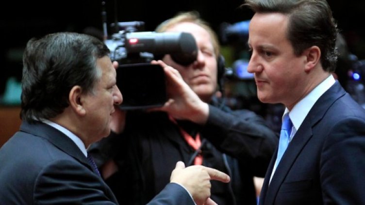 Председателят на ЕК Жозе Барозу (л) и Дейвид Камерън Снимка: Reuters