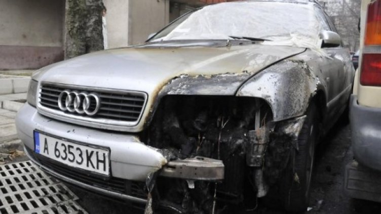 Изгорялата кола в Бургас. Снимка: Булфото