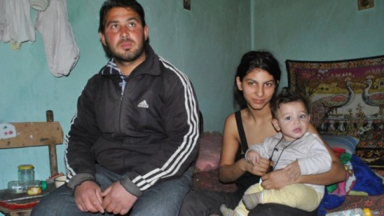 Динко и Анка с бебето си . Снимка: БТА