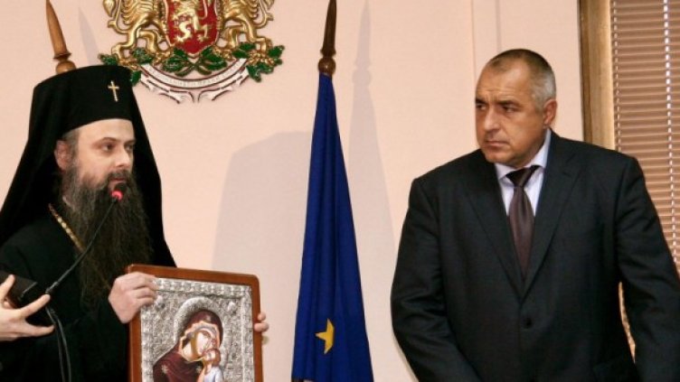 Пловдивският митрополит Николай подари икона преди заседанието на кабинета в града под тепетата..  Снимка: БТА