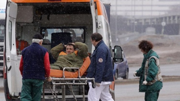 Линейка отведе пострадалия в болница. Снимка: Булфото