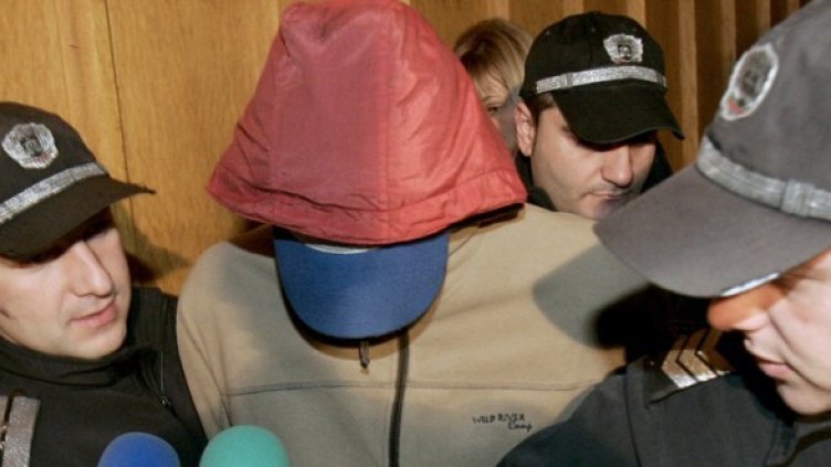 Владислав Николов скри лицето си от медиите. Снимка: БТА