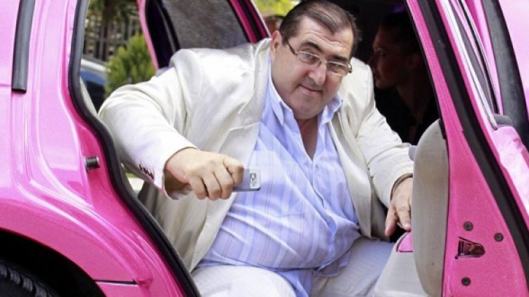 Митьо Пищова се пробва и за певец. Снимка: Булфото