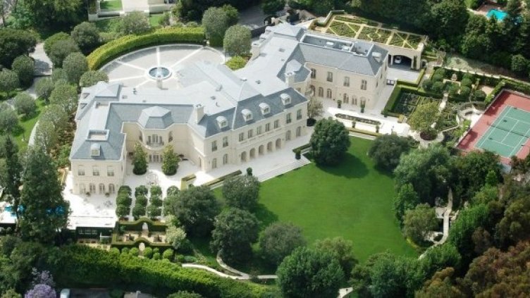Имението Спелинг, което Петра Екълстоун купи за 85 млн. долара. Снимка: Altwater Village Newbie.