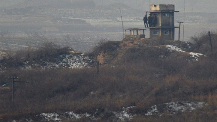 Севернокорейски войници на границата с Южна Корея. Снимка: Reuters