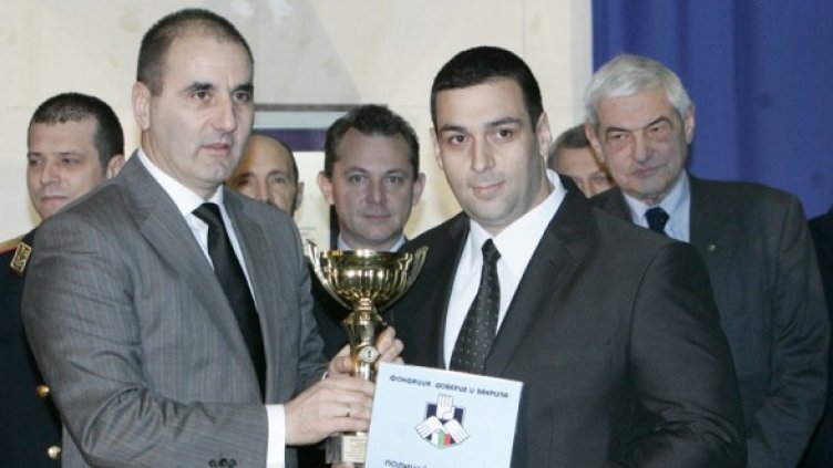 Цветанов връчва наградата "Полицай на годината"-2011 на Пламен Петров,  служител на отдел "Наркотици" в ГДБОП.  Снимка: БТА