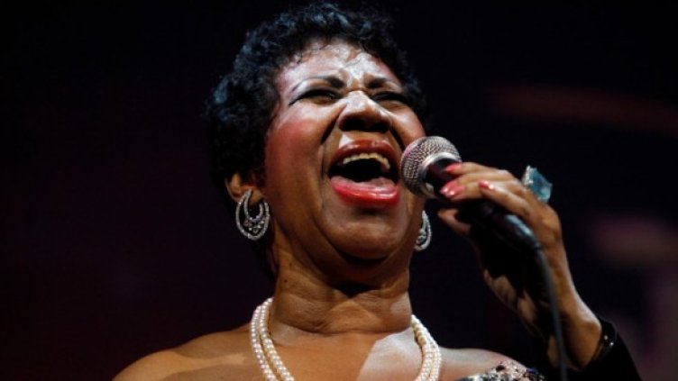 Арета Франклин демонстрира чувство за хумор с признанието, че не е бременна. Снимка: Reuters