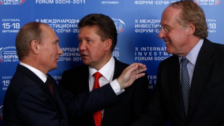 Путин, Милер и директорът на ENI Паоло Скарони. Снимка: Reuters