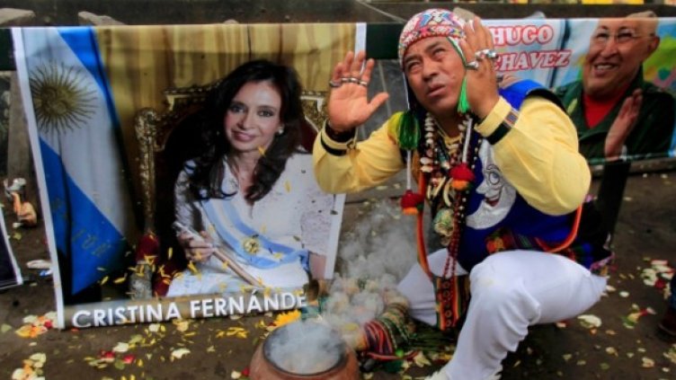 Шаман се моли за здраве и късмет за Кристина Кирхнер и Уго Чавес. Снимка: Reuters