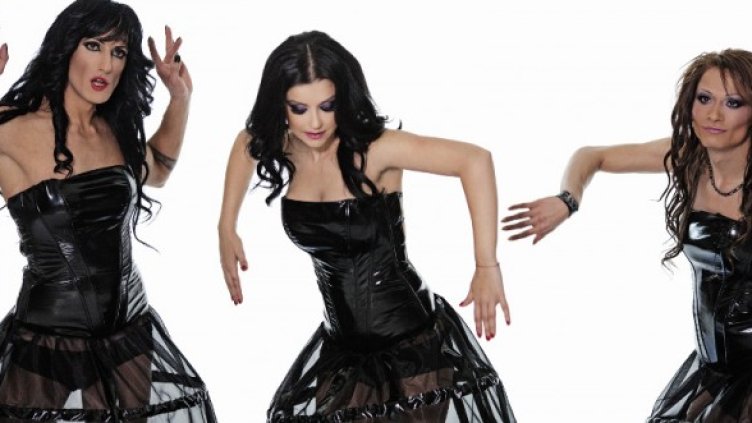 Антонина в компанията на травестити. Снимка: Съни Мюзик