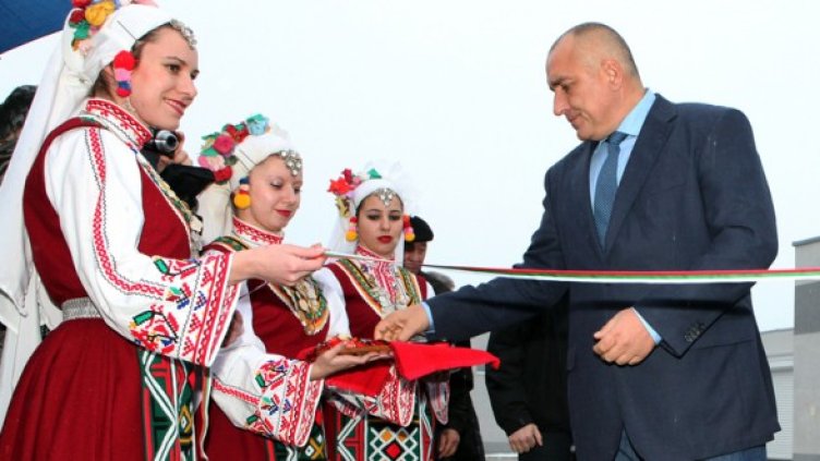 Борисов реже лентата на новата пречиствателна станция. Снимка: БТА