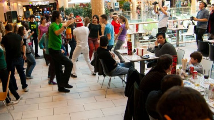 Коледният флашмоб в столичния The Mall.