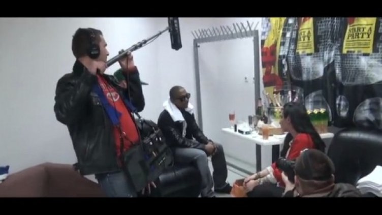 Кадър от клипа, в което рапърът гостува в българското тв шоу. Снимка: The Voice TV