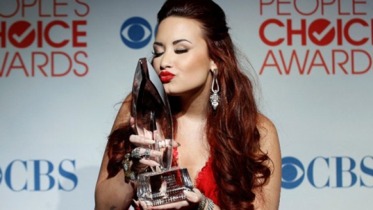 19-годишната Ловато се радва на наградата си. Снимка: Reuters