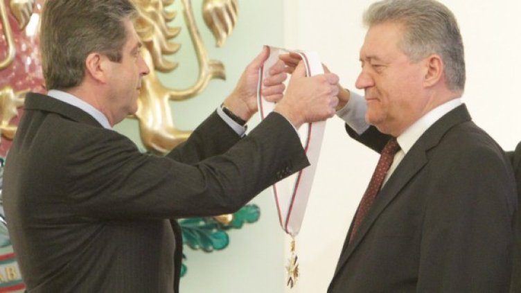 Първанов връчва ордена на Ангел Марин. Снимка: БТА
