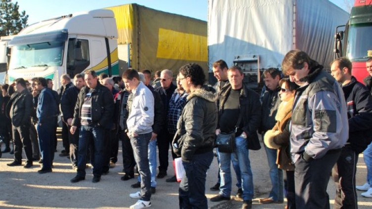 Представители на транспортни и спедиторски фирми се събраха на протест в Свиленград. Снимка: БТА