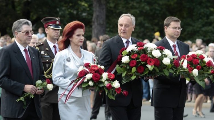 Аболтина (в средата) и Берзинс (вдясно от нея) на предишна церемония. Снимка: Архив Ройтерс