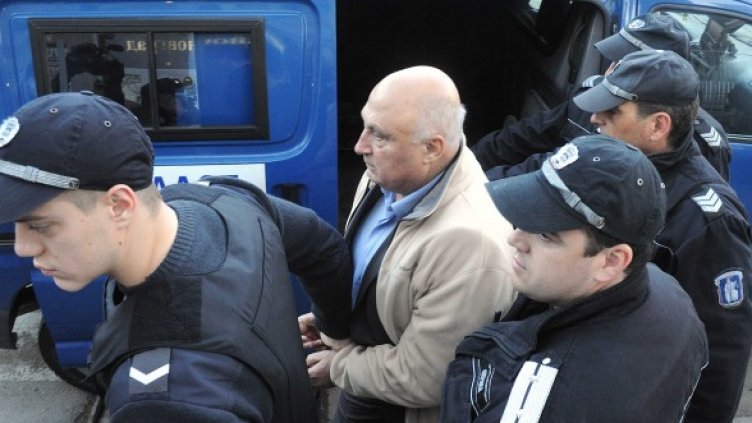 Полицаи водят Кирил Рашков към съдебната зала. Снимка: БТА