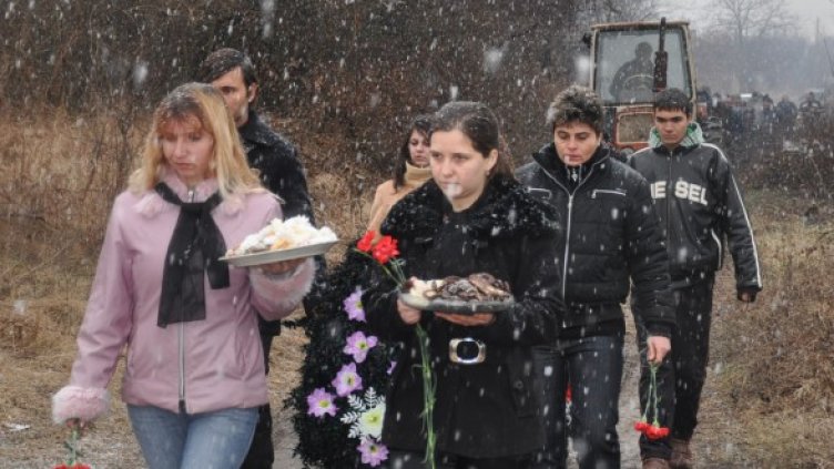 Роднини на Станислав в деня на погребението на момчето. Снимка: БТА