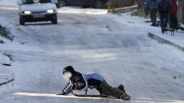 Децата често изкачат на пътя с шейните си. Снимка: Архив Булфото